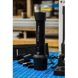 LEDLENSER Lampe de poche rechargeable P7r Work - Fonction UV - 1200 lumen ip68 - Focus lumière naturelle lumière - UV - Image 4